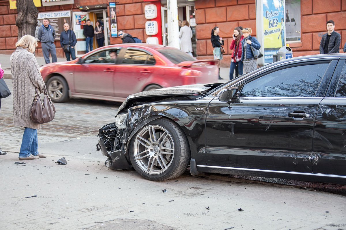 При столкновении оба автомобиля сильно пострадали При столкновении оба автомобиля сильно пострадали
