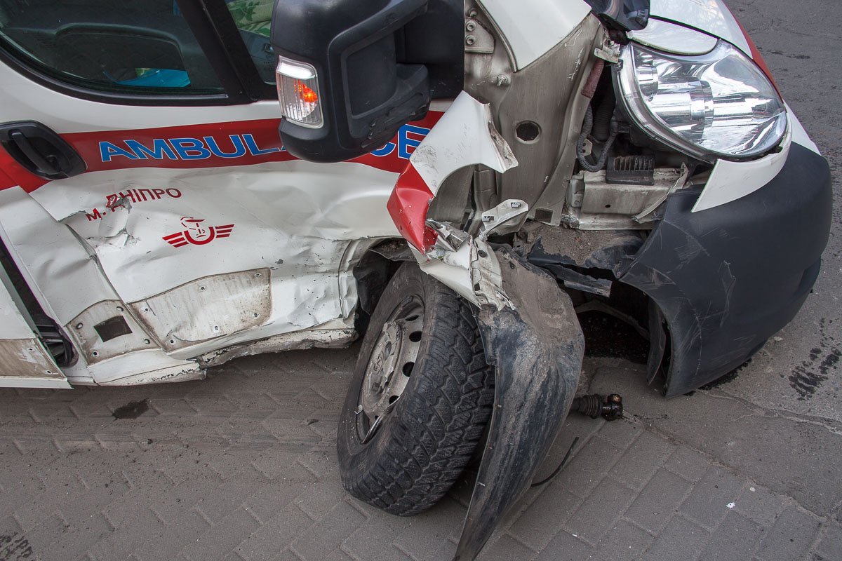 У «скорой» смята передняя боковая дверь, оторвано колесо У «скорой» смята передняя боковая дверь, оторвано колесо