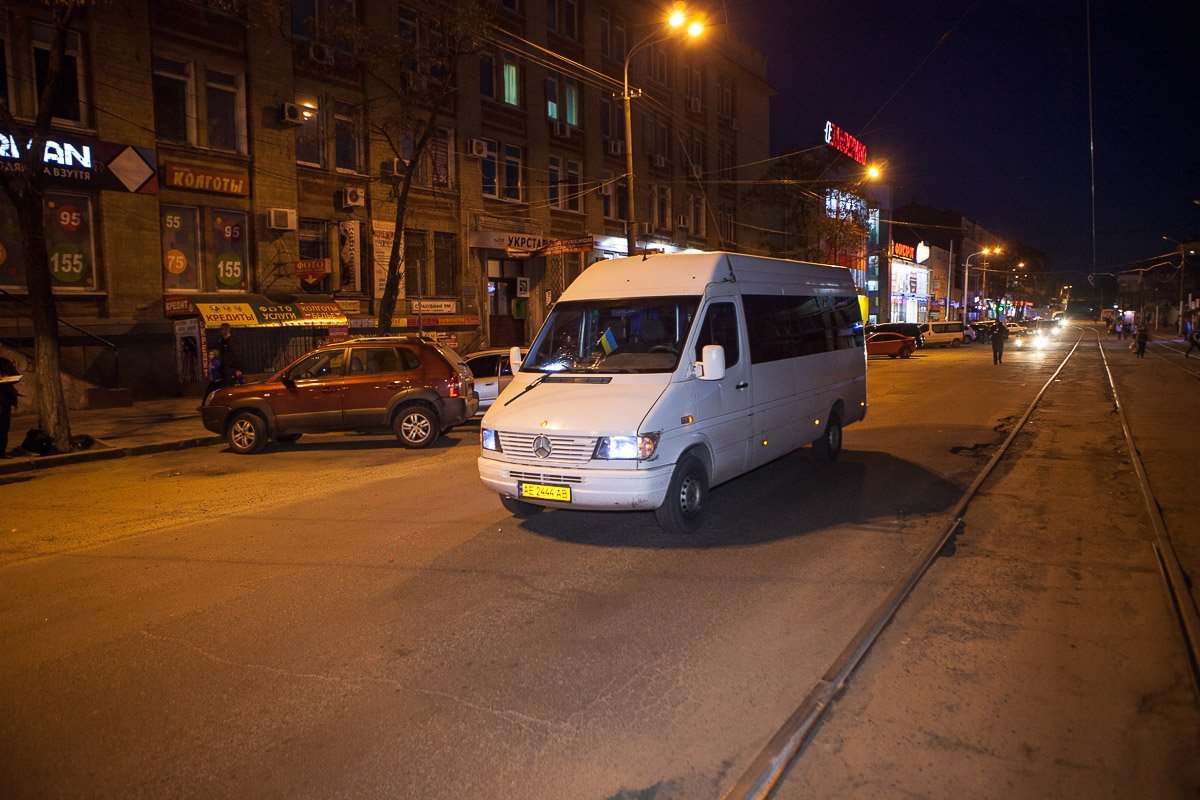 7 апреля около 20:00 патрульные задержали мужчину, который избивал прохожих и разбил лобовое стекло маршрутки 7 апреля около 20:00 патрульные задержали мужчину, который избивал прохожих и разбил лобовое стекло маршрутки