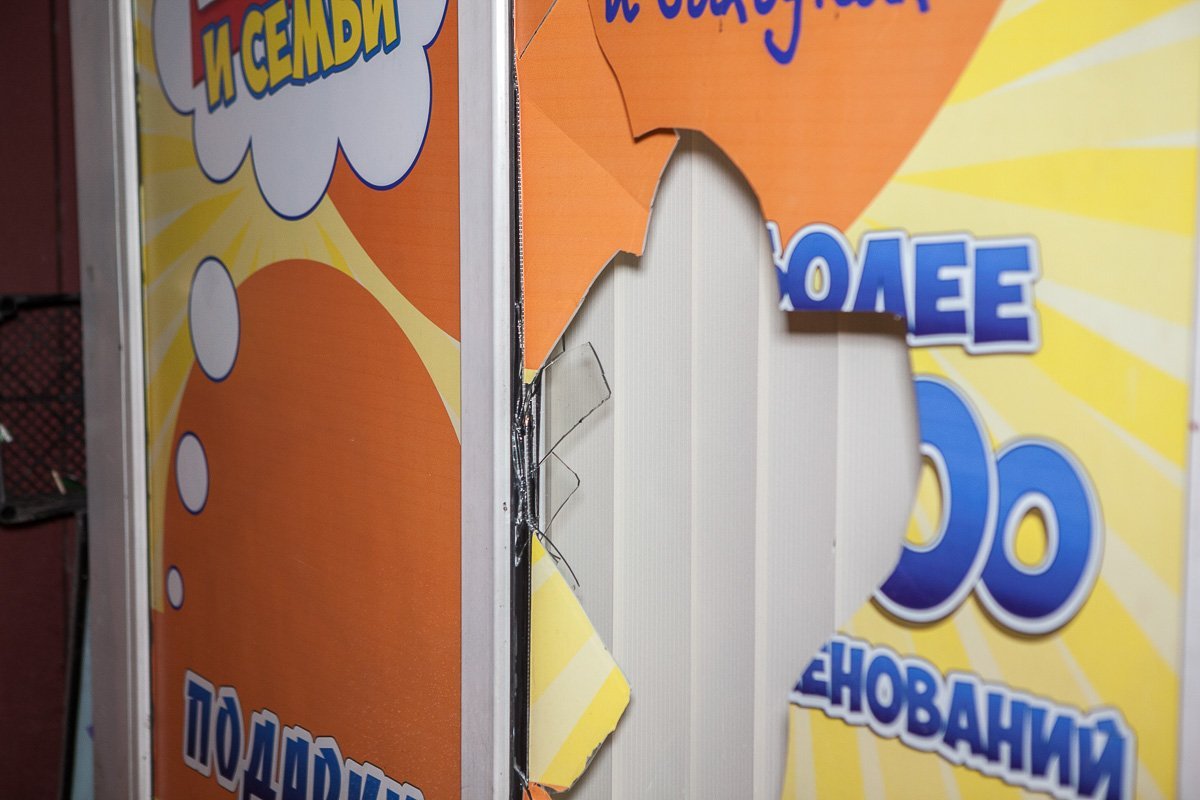 Оказалось, что это не единственное происшествие: незадолго до нападения на пассажирский автобус мужчина разбил витрину магазина тканей Оказалось, что это не единственное происшествие: незадолго до нападения на пассажирский автобус мужчина разбил витрину магазина тканей