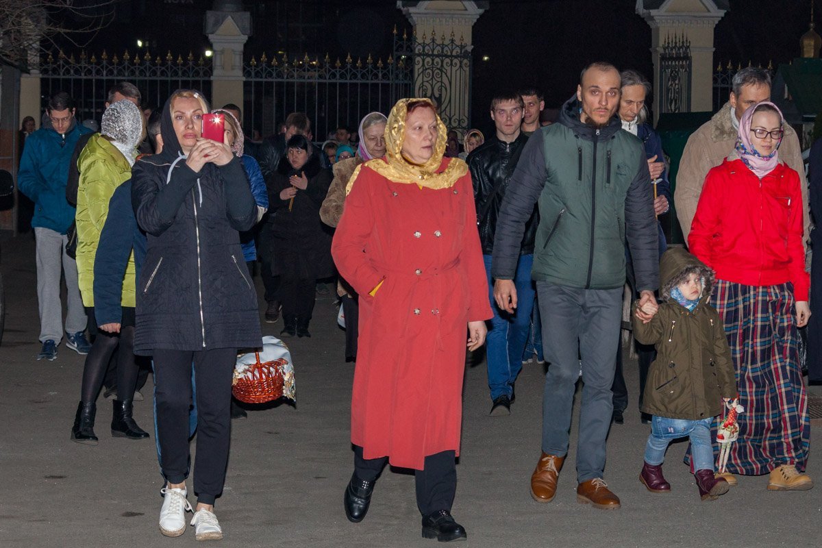 Многие люди берут на службу детей