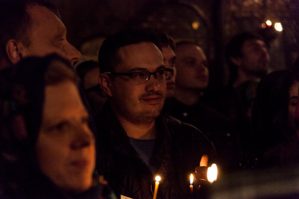 Служба в церкви на Пасху вызывает у прихожан Благоговение