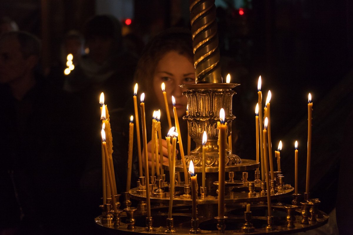 Начинается пасхальная служба в церкви в субботнюю ночь, незадолго до двенадцати часов