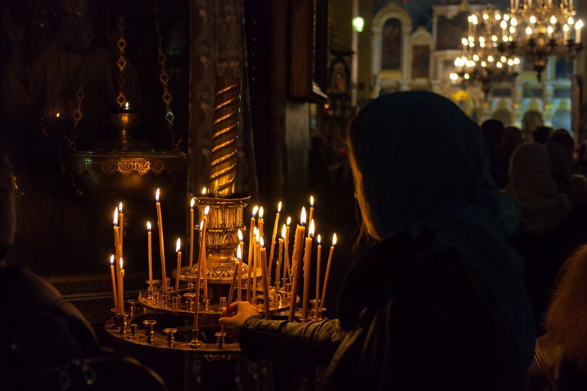 Повсюду слышны чистые и легкие голоса хора