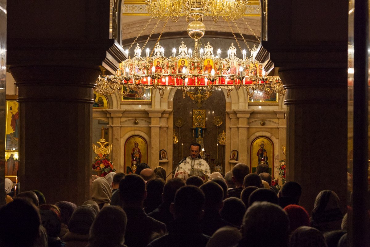 Свя­щен­но­слу­жи­те­ли об­ла­ча­ют­ся «во весь свет­лей­ший сан»