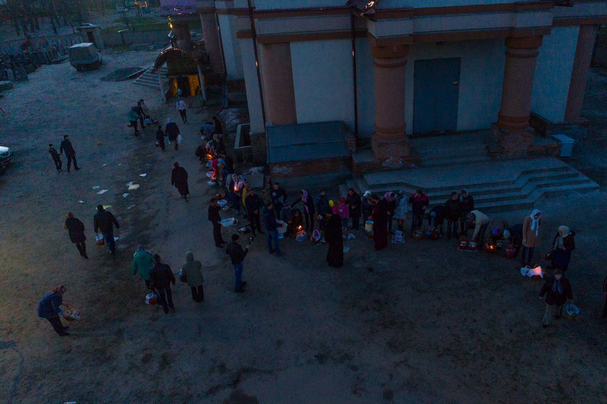 Утром 8 апреля в Днепре на улицах можно встретить множество людей, гуляющих с корзинами