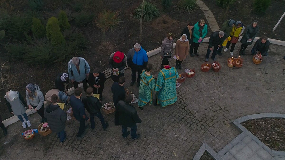 Существует такое поверье, что правильно святить куличи и яйца именно в Воскресенье на рассвете