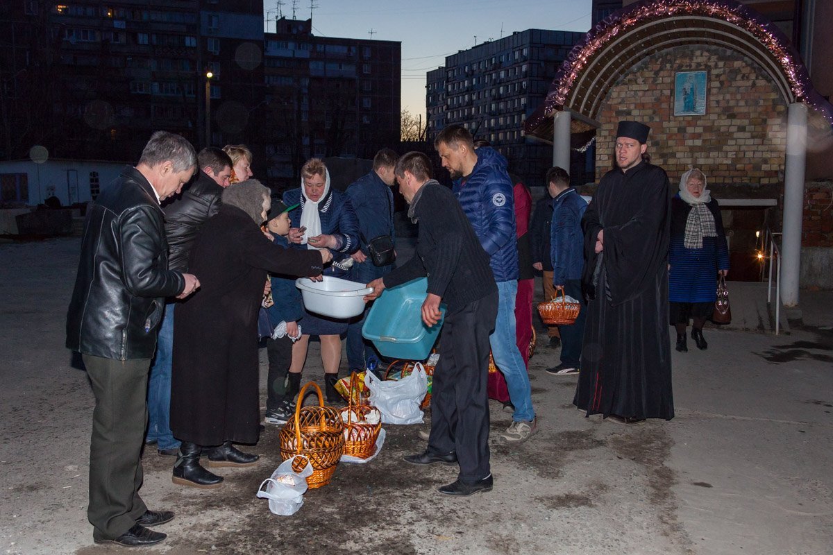 На рассвете прихожане собираются в ожидании проведения обряда под церковью