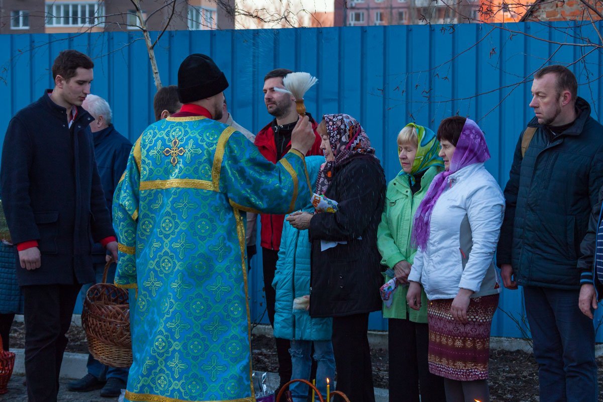 Обряд окропления святой водой возле Храма иконы Божией Матери на Мандрыковской