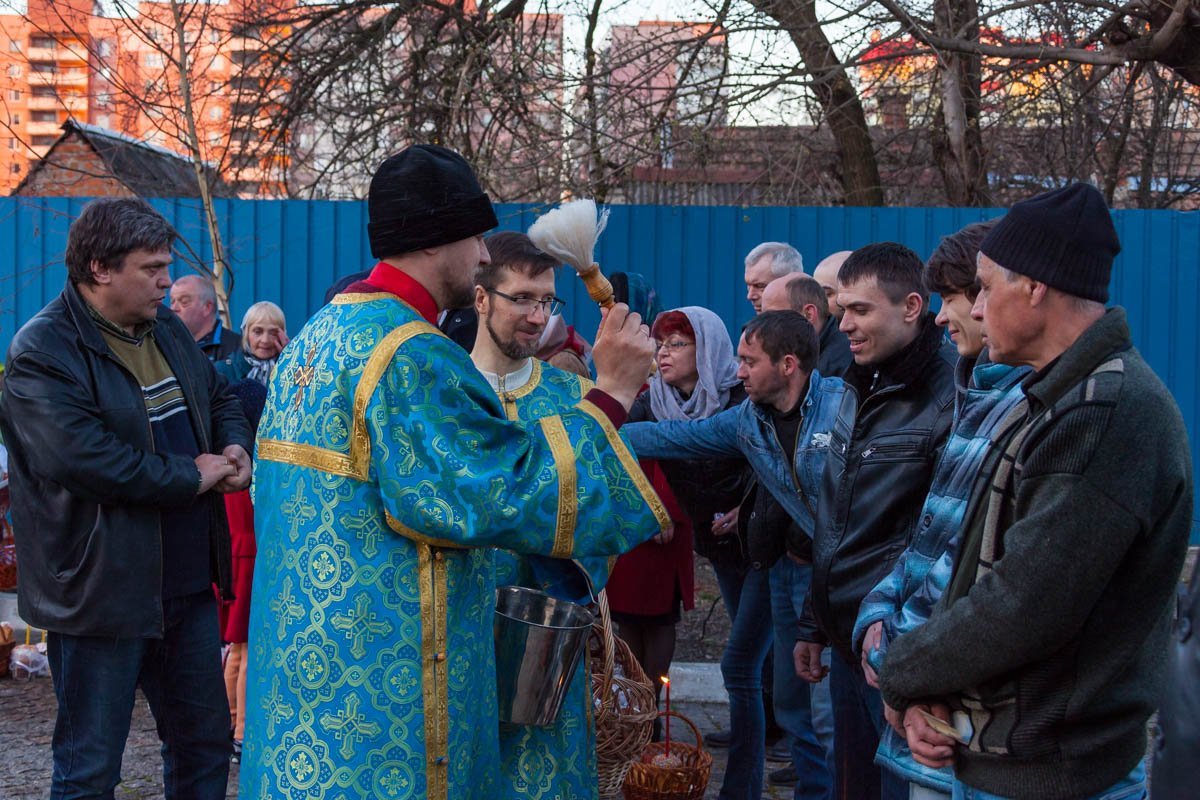 Святая вода - обязательный атрибут службы в Пасхальную ночь