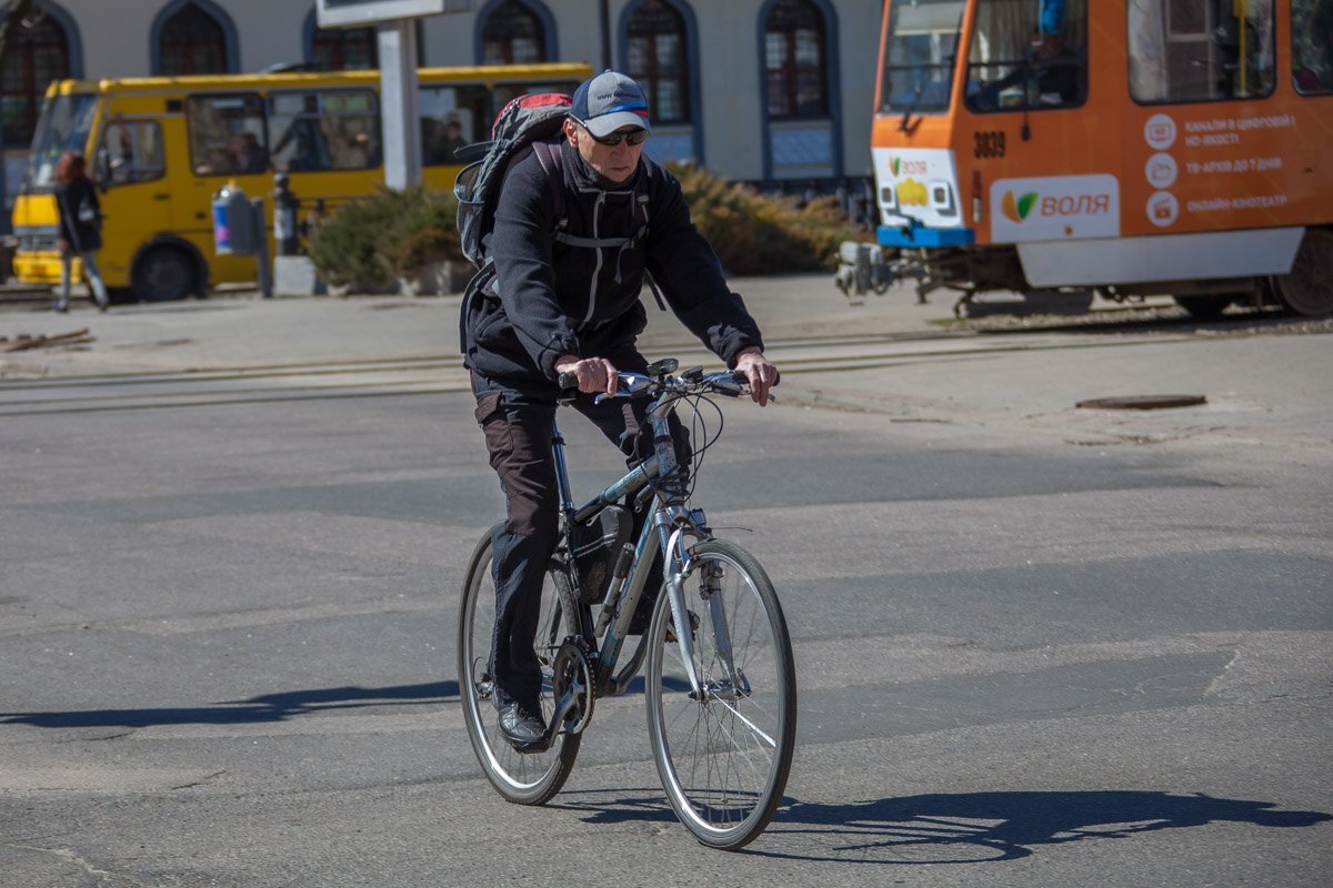 Мужчина просто любит спорт, а не потому, что бензин под тридцатку стоит. Нет...