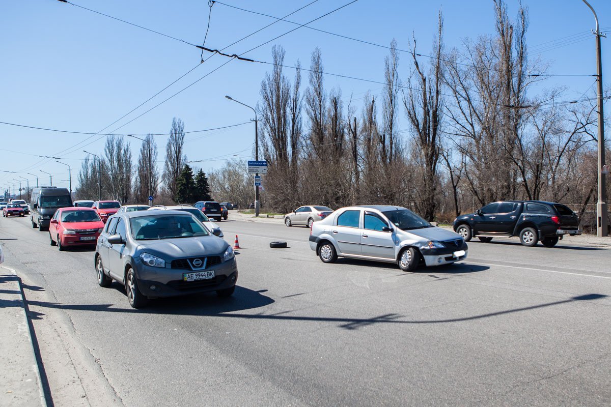 Авария произошло на Левом берегу на съезде с Нового моста Авария произошло на Левом берегу на съезде с Нового моста
