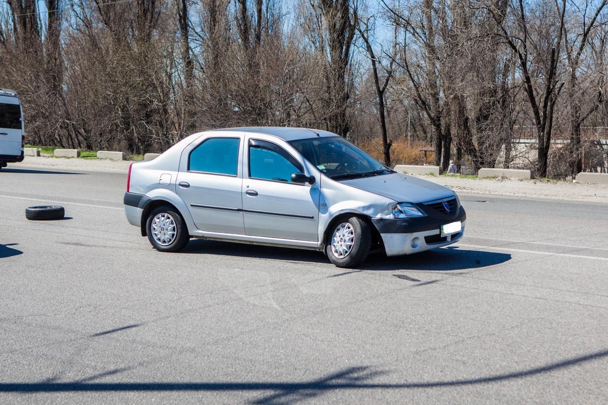 В салоне Renault были пассажиры, но происшествие обошлось легким испугом В салоне Renault были пассажиры, но происшествие обошлось легким испугом