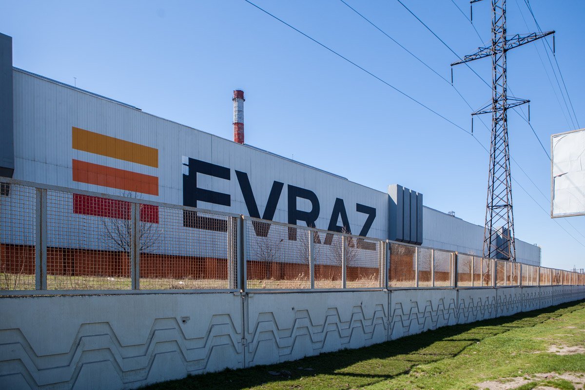 В Днепре на заводе EVRAZ горел вагон со шпалами В Днепре на заводе EVRAZ горел вагон со шпалами