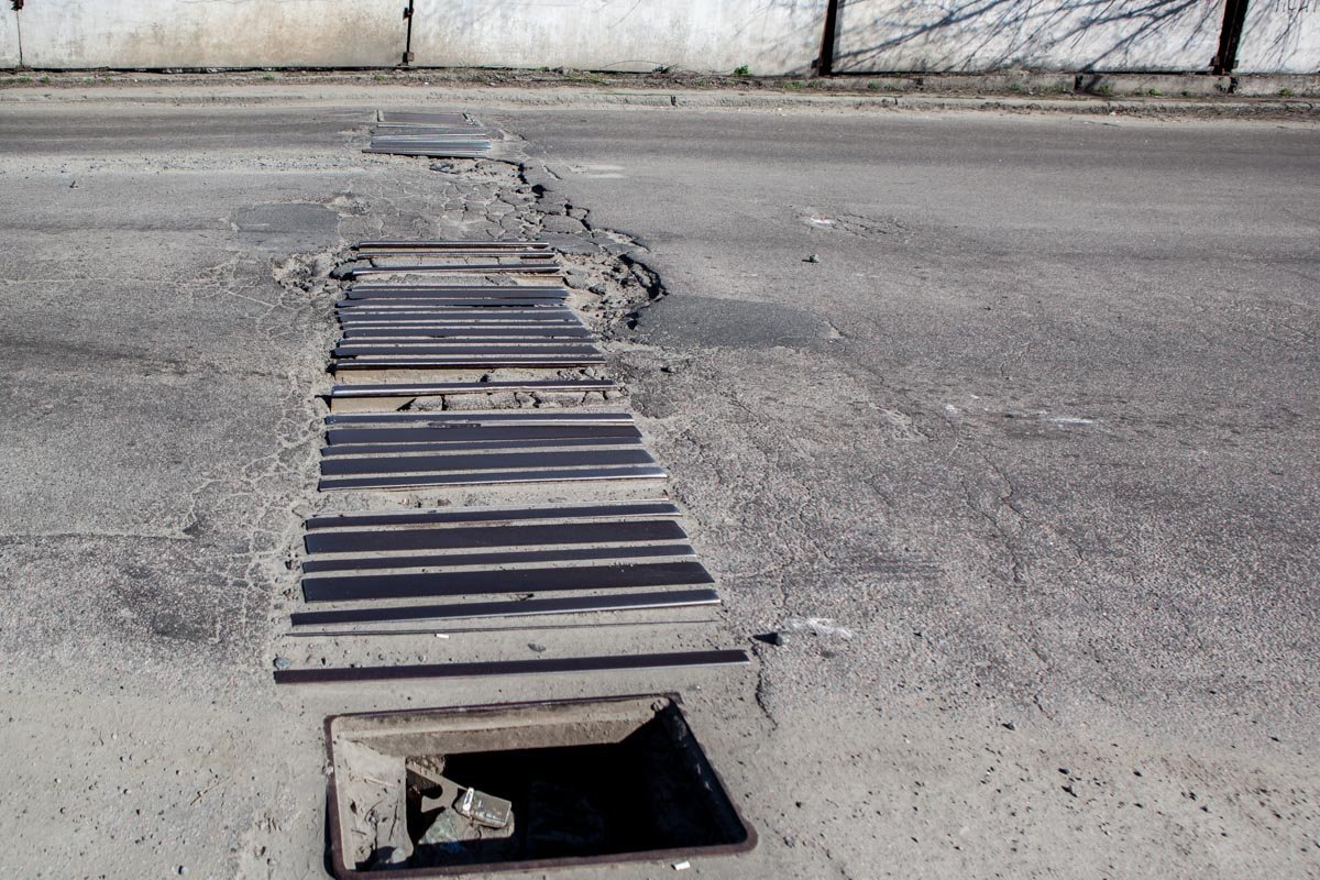 Из люка должен злобно поглядывать Пеннивайз