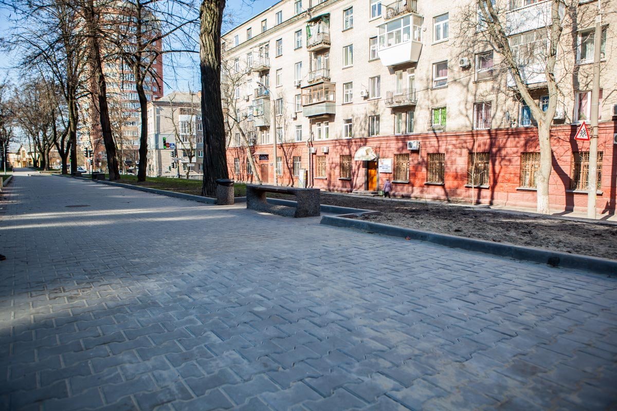 Сотрудники коммунального предприятия засыпали яму песком и шлаком и аккуратно восстановили привычный узор брусчатки Сотрудники коммунального предприятия засыпали яму песком и шлаком и аккуратно восстановили привычный узор брусчатки