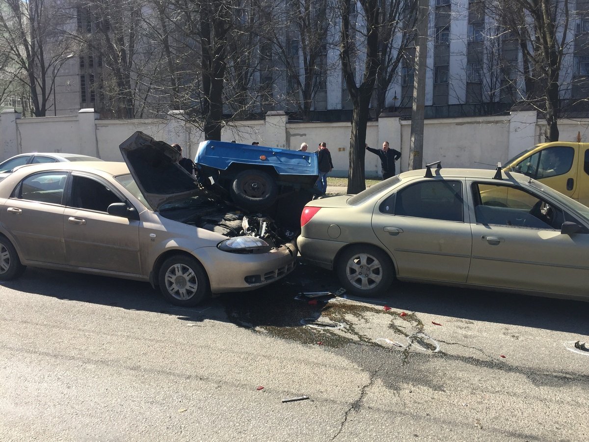 На Макарова возле "Метеора" столкнулись ВАЗ, Ford и Chevrolet На Макарова возле "Метеора" столкнулись ВАЗ, Ford и Chevrolet