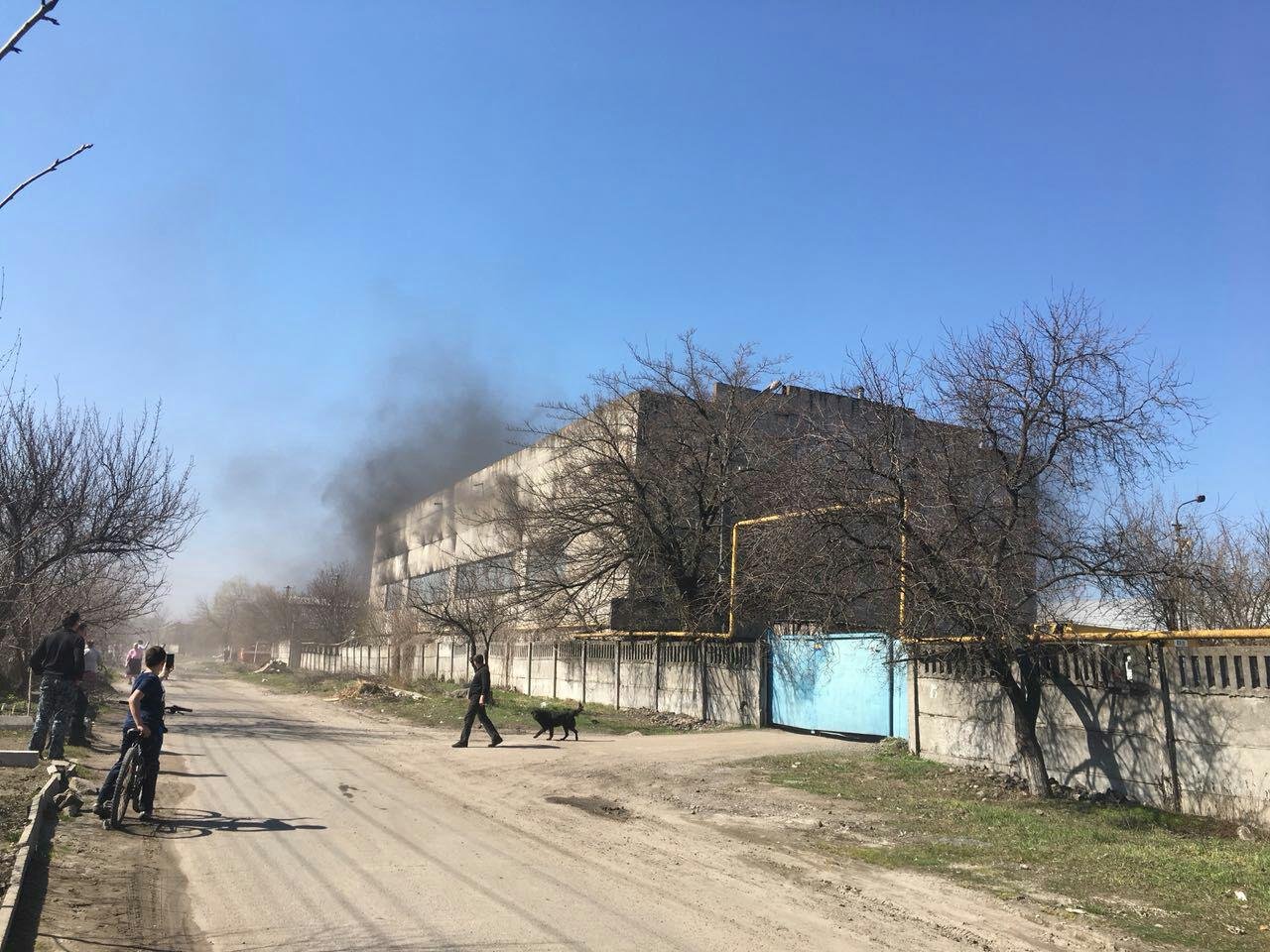 В Днепре горел склад с пенопластом В Днепре горел склад с пенопластом
