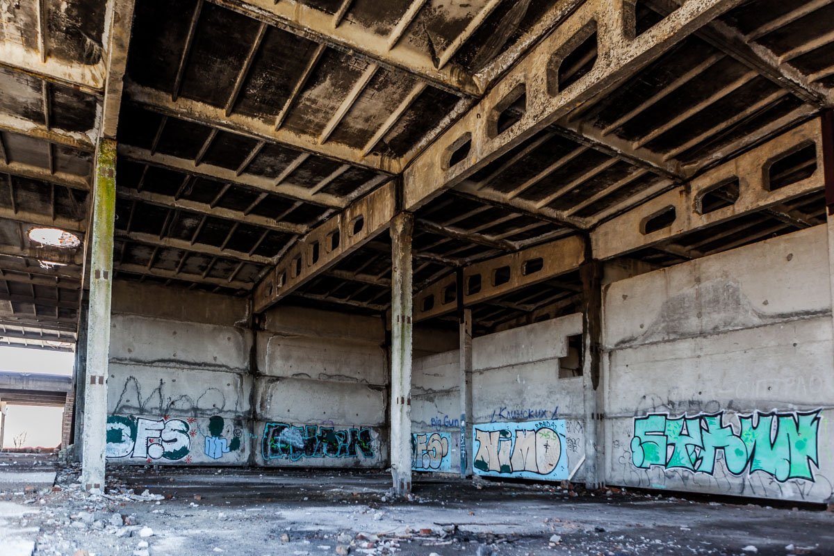 Если ваш ребенок любит обрисовывать обои - то сводите его в заброшку за "Караваном" 