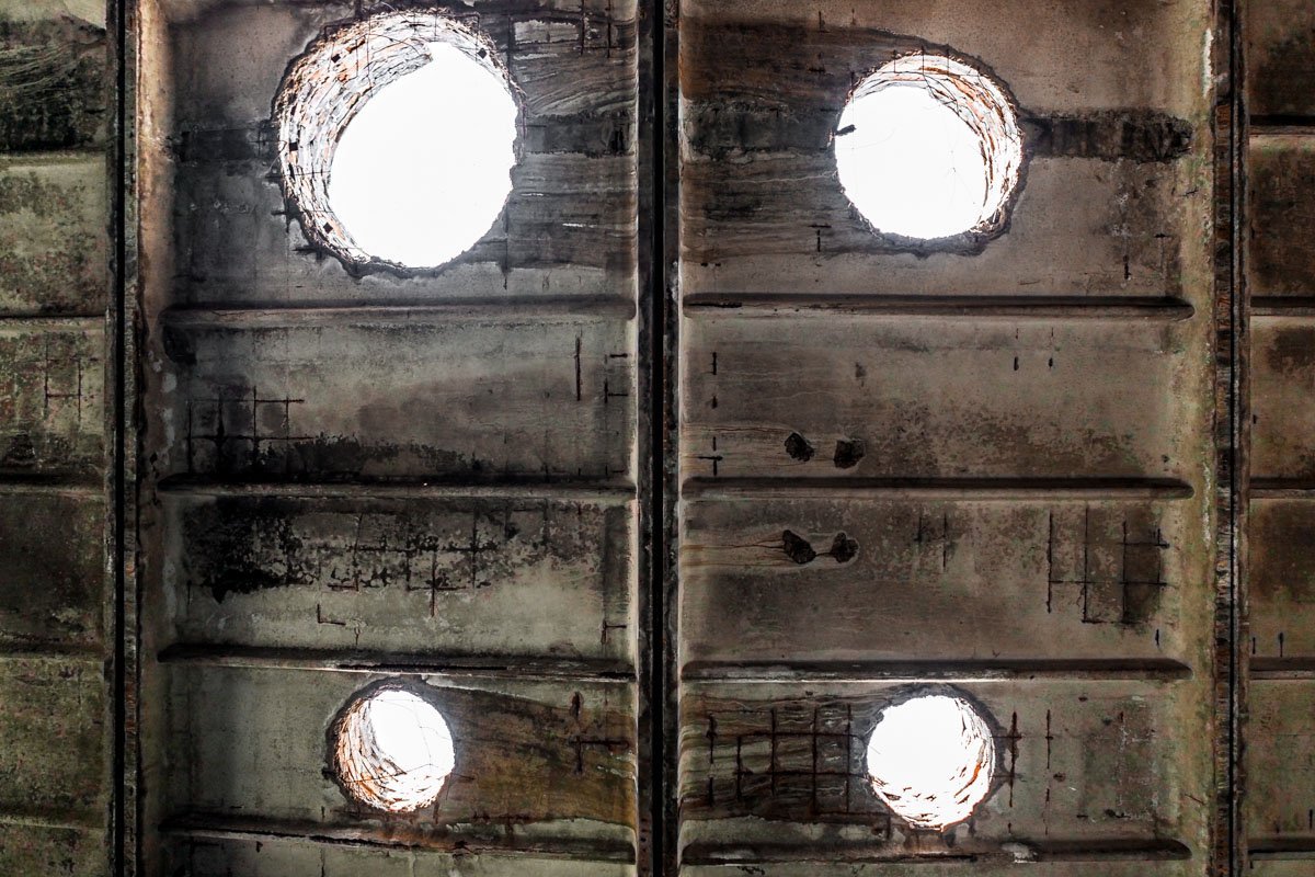 Лучики пробиваются сквозь бетонные стены