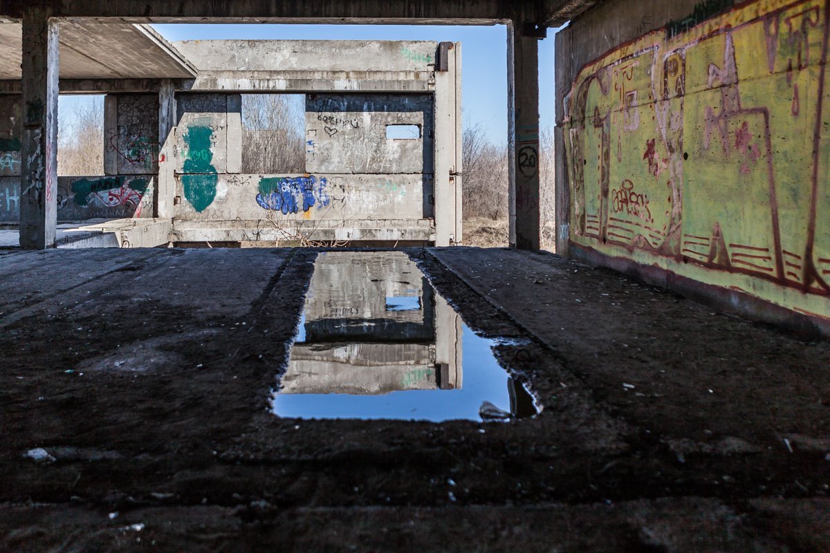 Ищи свой город в отражениях в лужах