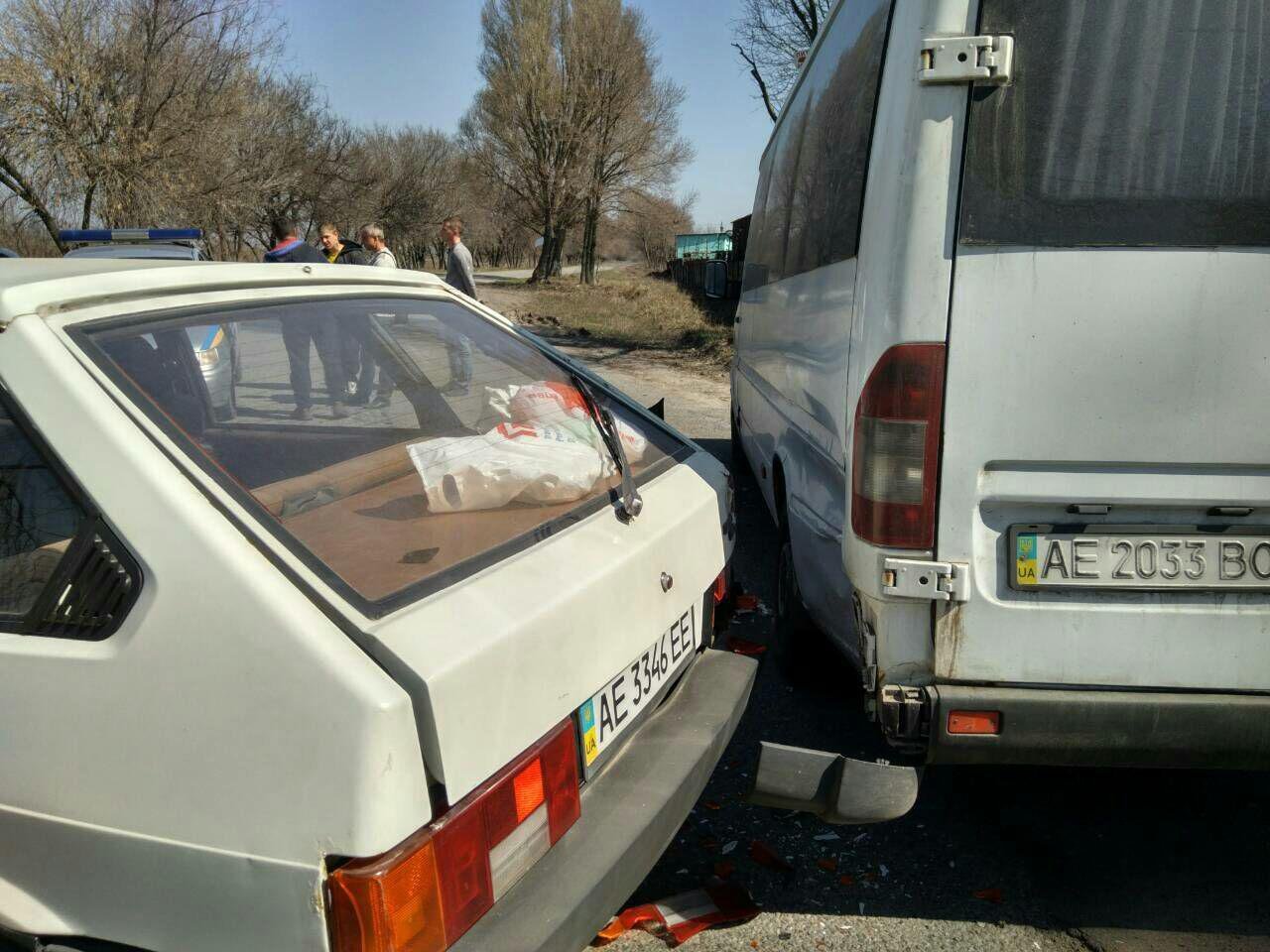 В результате столкновения ВАЗ развернуло и "прижало" к заднему бамперу маршрутки