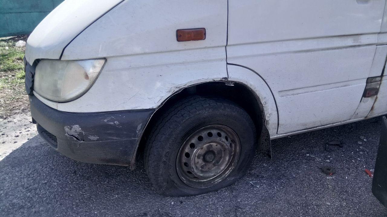 Изначально удар пришелся на переднее левое колесо маршрутки