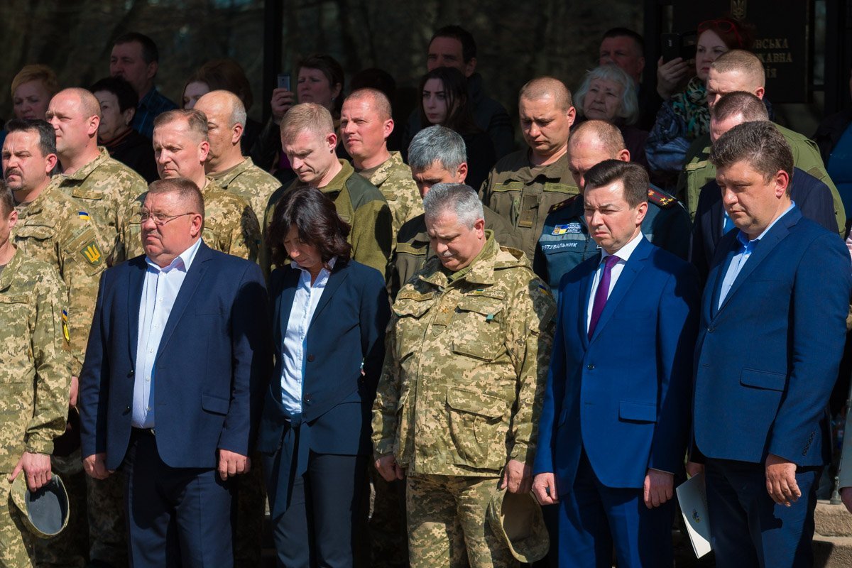 Все присутствующие почтили память погибших воинов минутой молчания Все присутствующие почтили память погибших воинов минутой молчания
