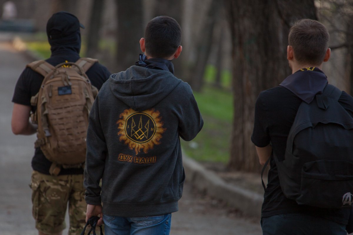 В Днепре активные парни и девушки регулярно борются с рекламой наркотиков В Днепре активные парни и девушки регулярно борются с рекламой наркотиков