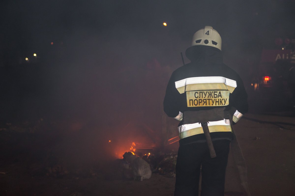 11 марта  во дворе на улице Шелгунова,8 загорелся мусор