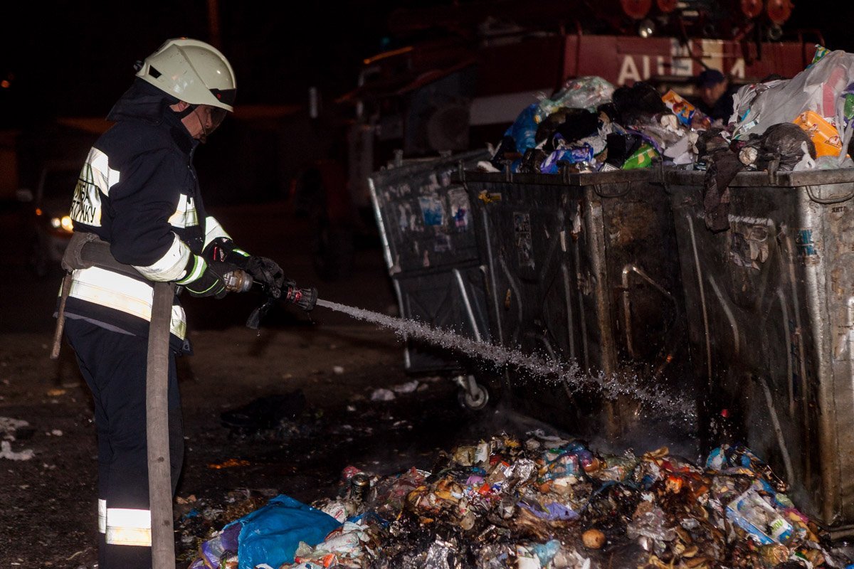Потушить горящий мусор удалось в течение нескольких минут