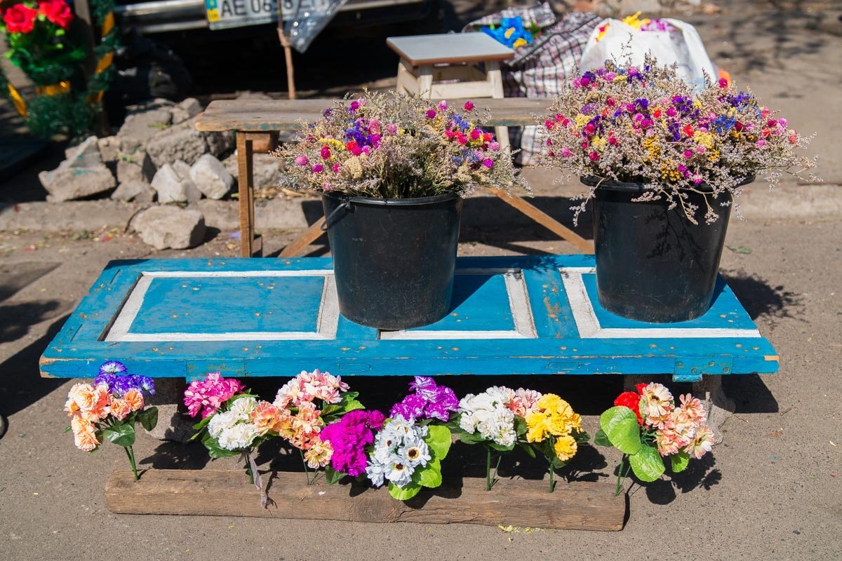 Здесь продают живые цветы и искусственные букеты