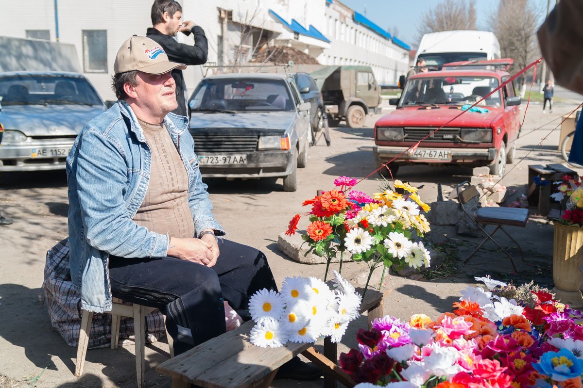 Люди говорят, что продают цветы на этом месте ежегодно