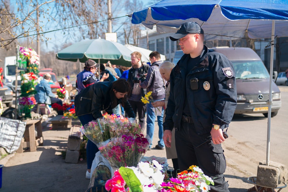 Полицейские проверяют у продавцов документы