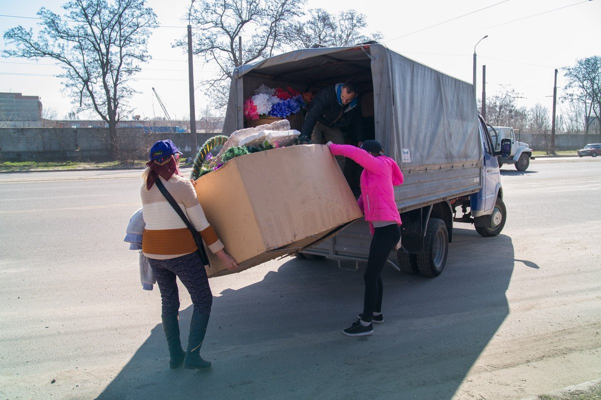 Продавцы суетились и быстро "сворачивали" товары