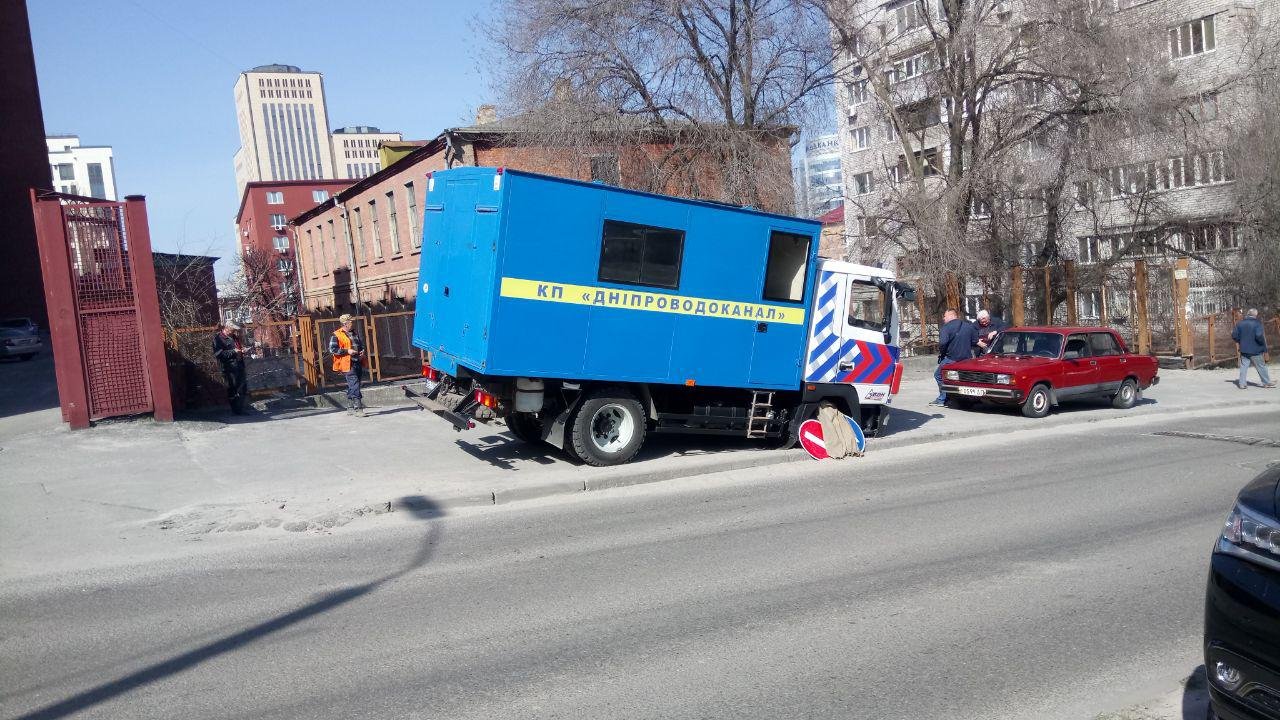 Автомобиль Днепрводоканала провалился колесом в яму Автомобиль Днепрводоканала провалился колесом в яму