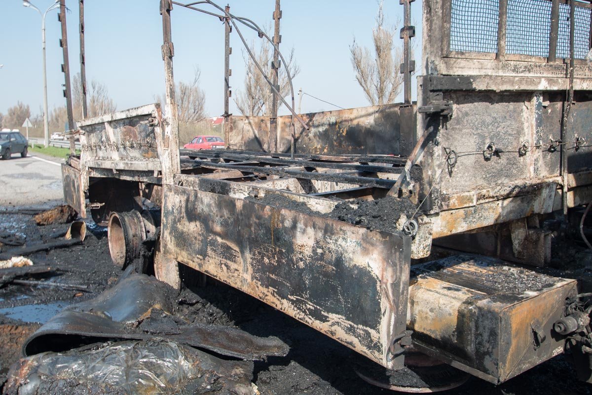 В кузове грузовика находился поролон В кузове грузовика находился поролон