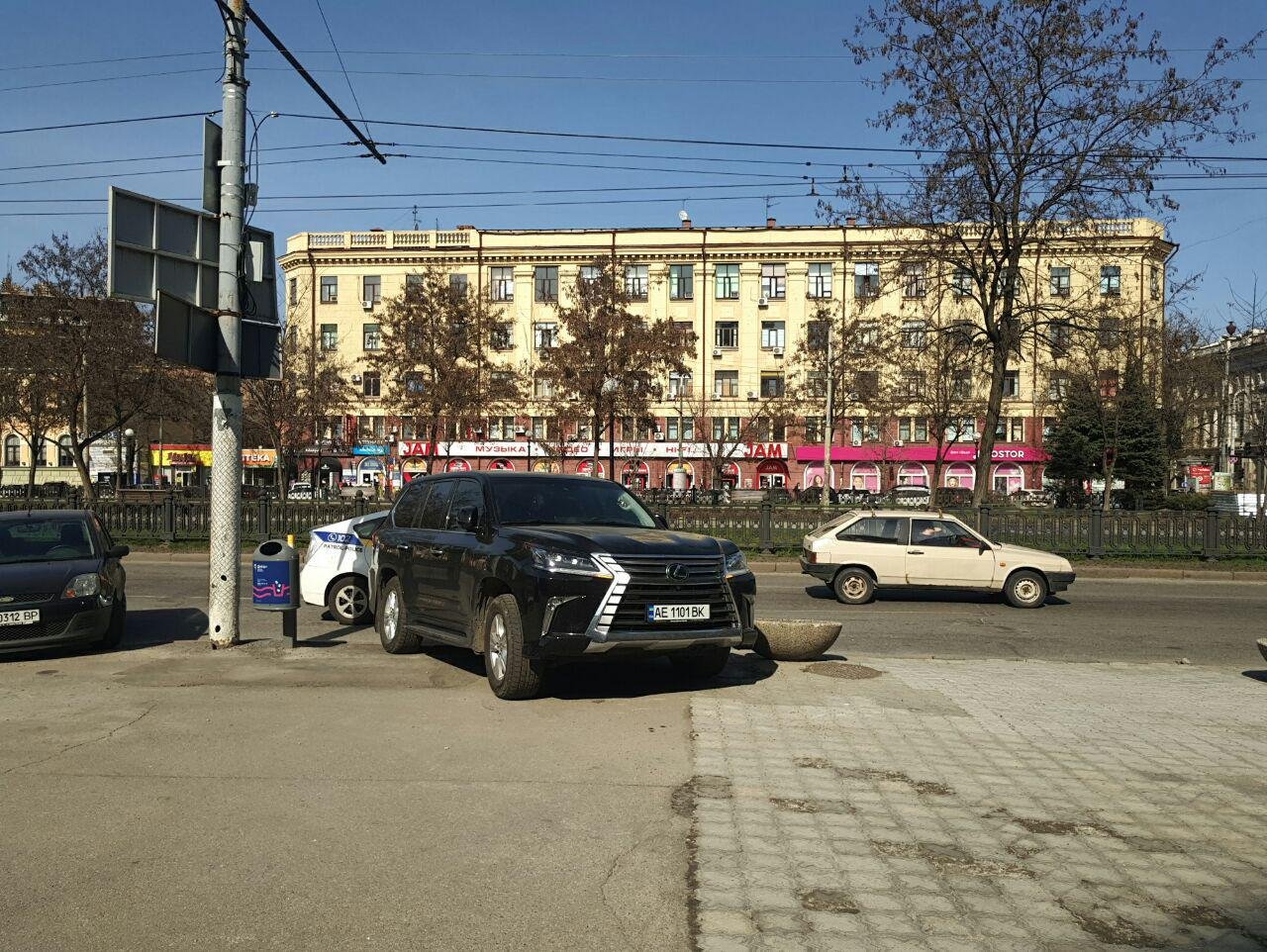 Депутат городского совета Днепра, голова фракции "Самопомощь", Юрия Акуленко может себе позволить