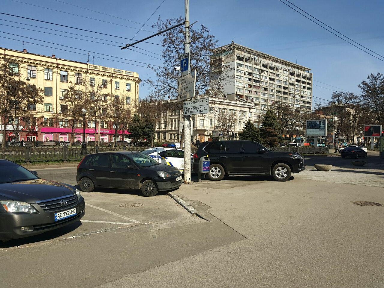 Ближе подъехать не смог - там фонтан