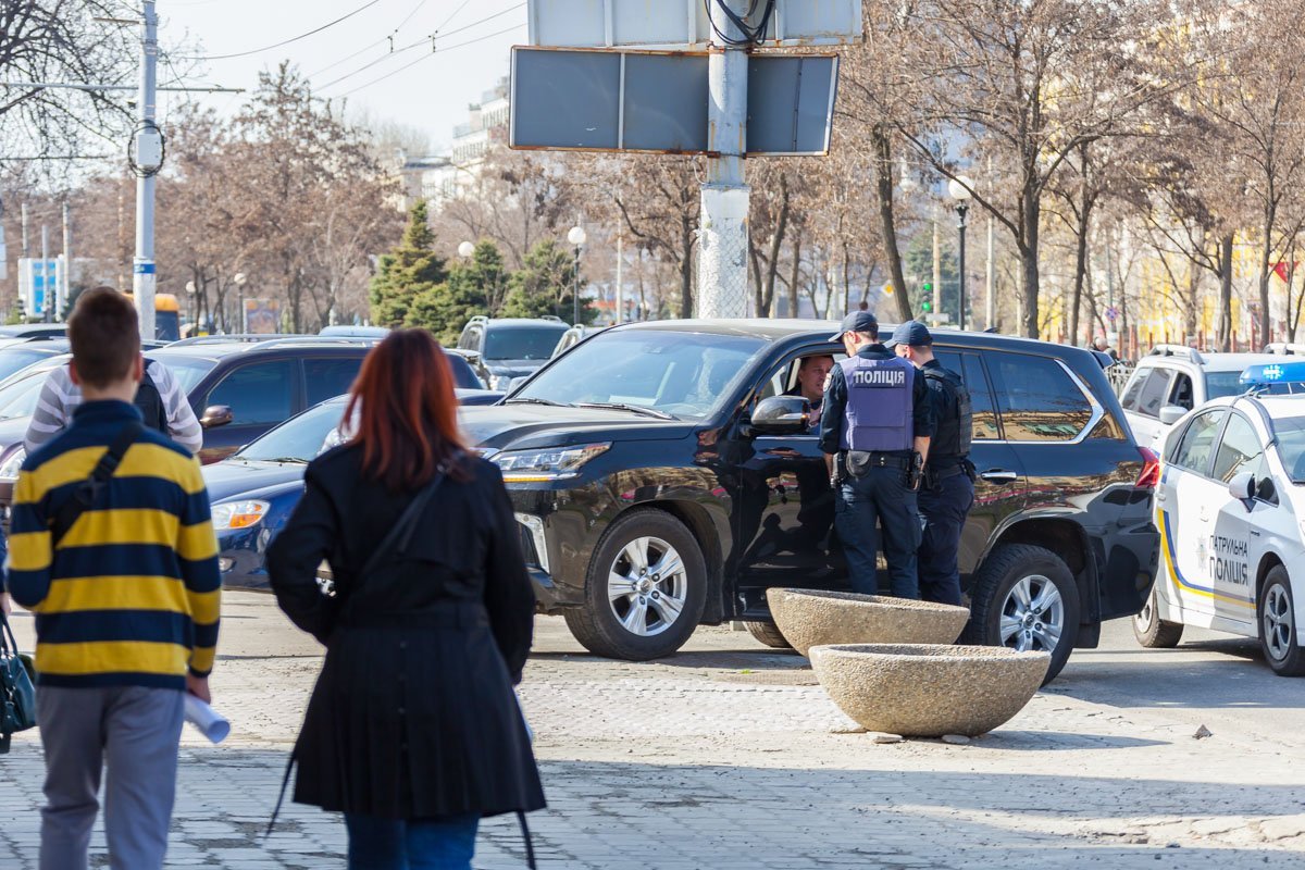 Зачем искать свободную парковку, когда можно просто стать на тротуаре