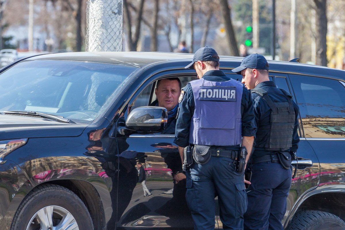 В неположенном месте припарковал автомобиль депутат городского совета Днепра Юрий Акуленко