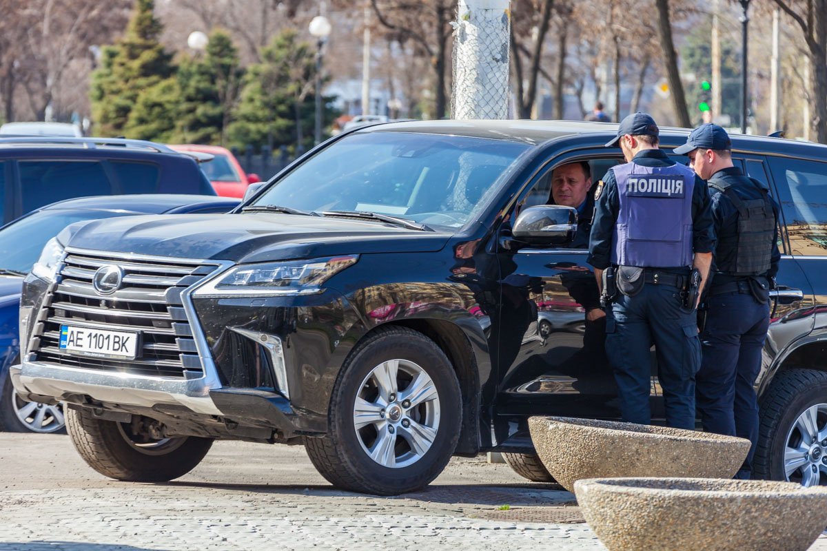 Патрульные полицейские объясняют водителю, что он не прав