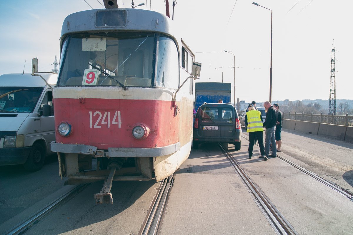 Также остановились трамваи в обе стороны 
