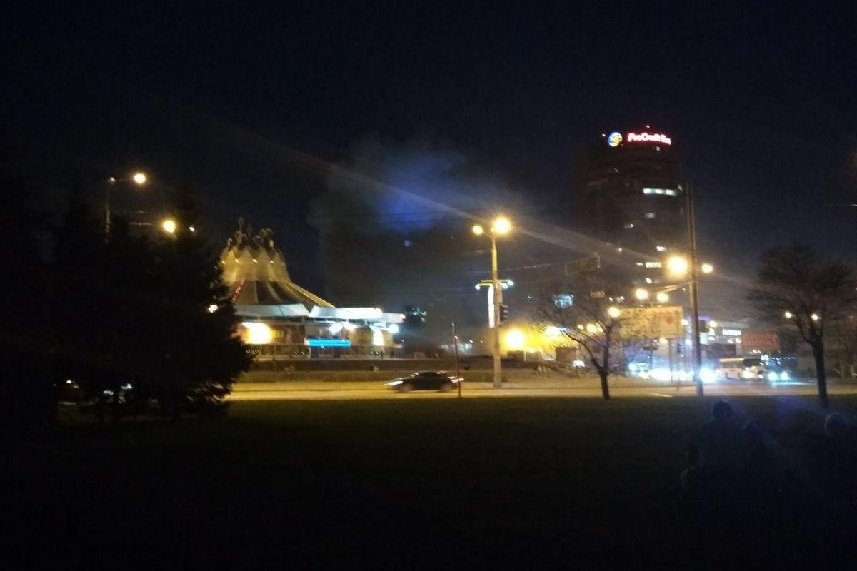 Группа людей справа тихо наблюдает за происходящим