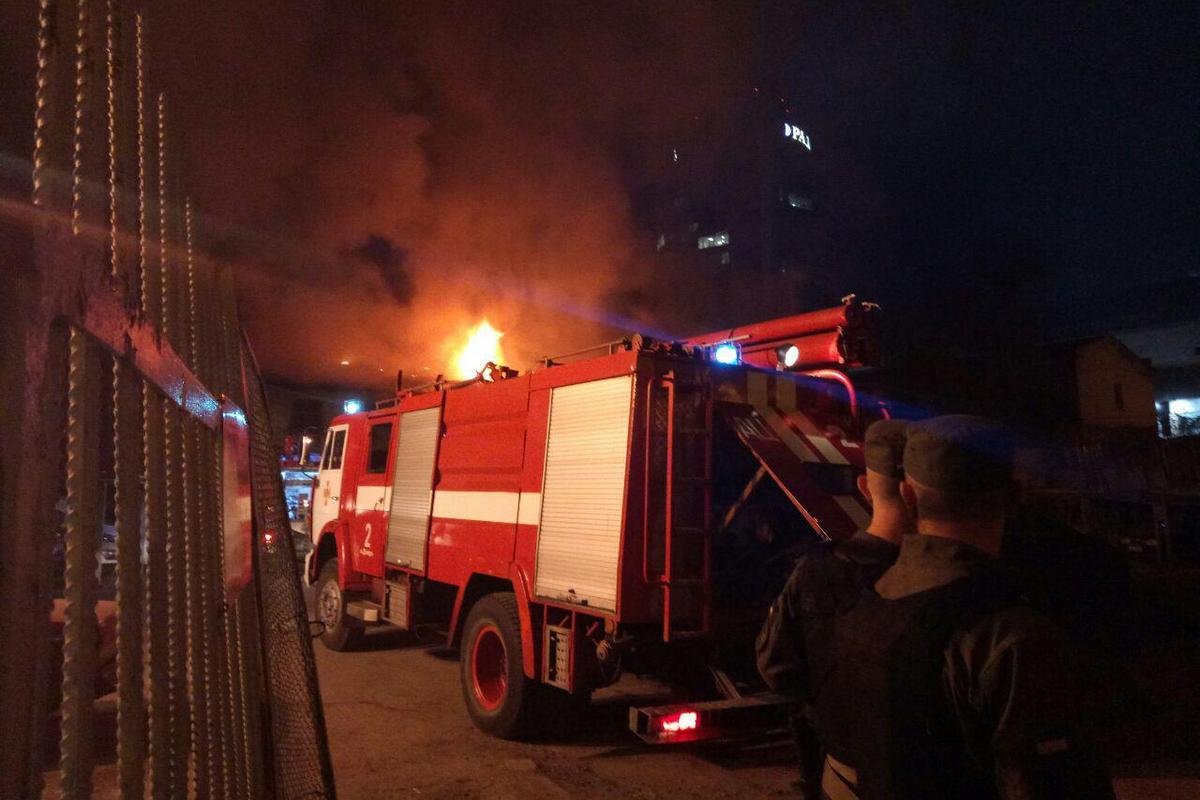 На месте происшествия работают пять отделений ГСЧС