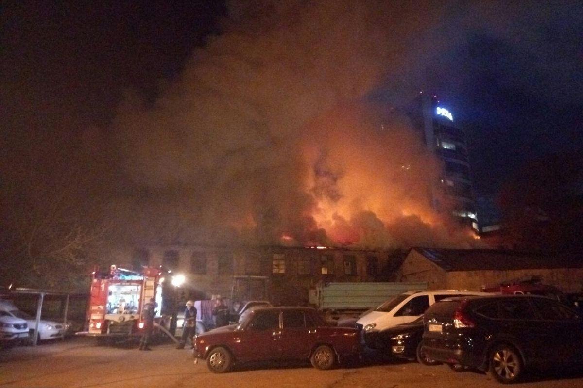 Возле дома припарковано десятки автомобилей