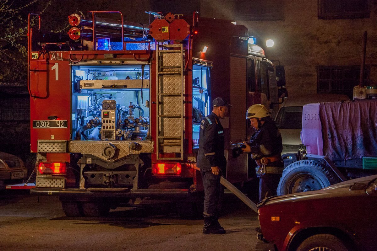 11 апреля около 20:00 в центре Днепра загорелось заброшенное здание 11 апреля около 20:00 в центре Днепра загорелось заброшенное здание