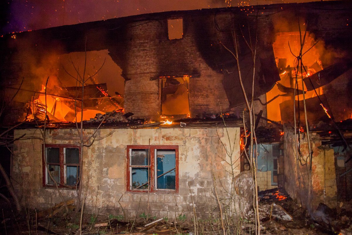 Жильцов дома, примыкающего к горящему зданию, эвакуировали Жильцов дома, примыкающего к горящему зданию, эвакуировали