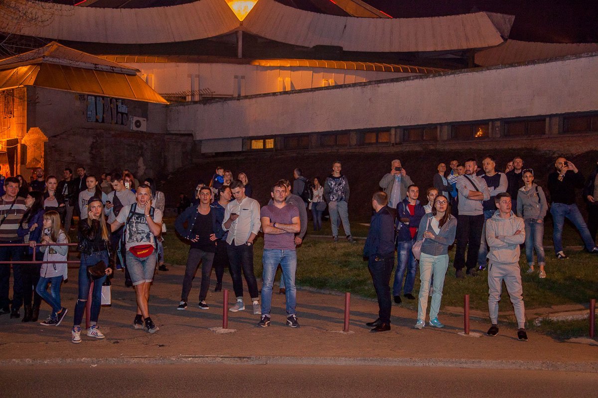 Люди завороженно смотрят на горящее здание Люди завороженно смотрят на горящее здание