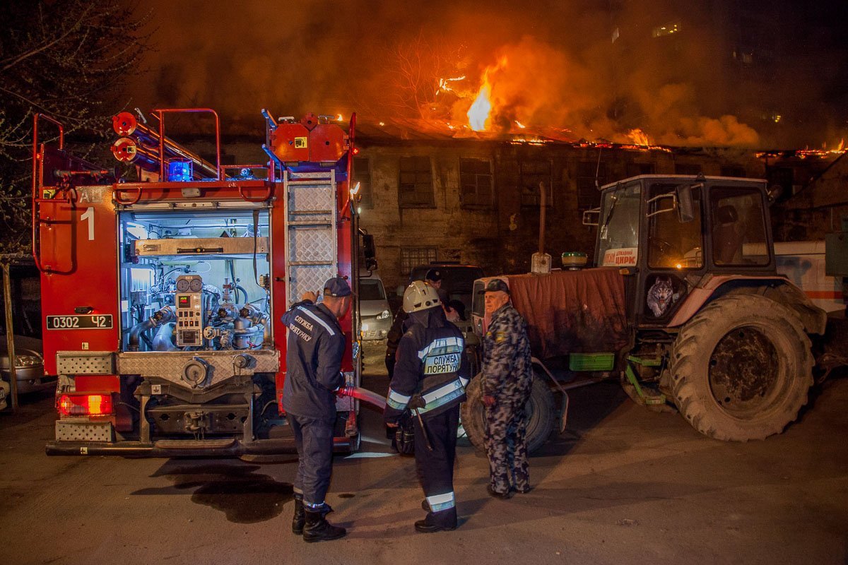 Спасатели борются с огнем более часа Спасатели борются с огнем более часа